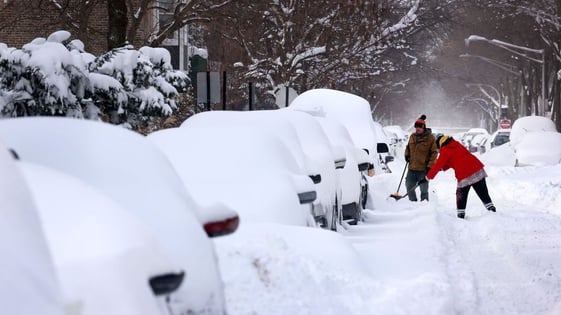 des-habitants-deneigent-leurs-voitures-a-chicago-le-16-fevrier-2021_6294200